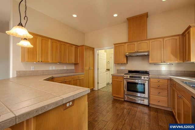 940 Hayes St, Mt Angel, OR 97362