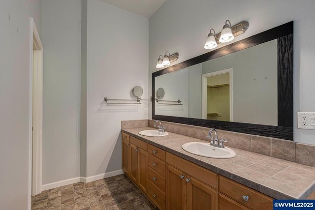 940 Hayes St, Mt Angel, OR 97362