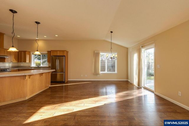 940 Hayes St, Mt Angel, OR 97362