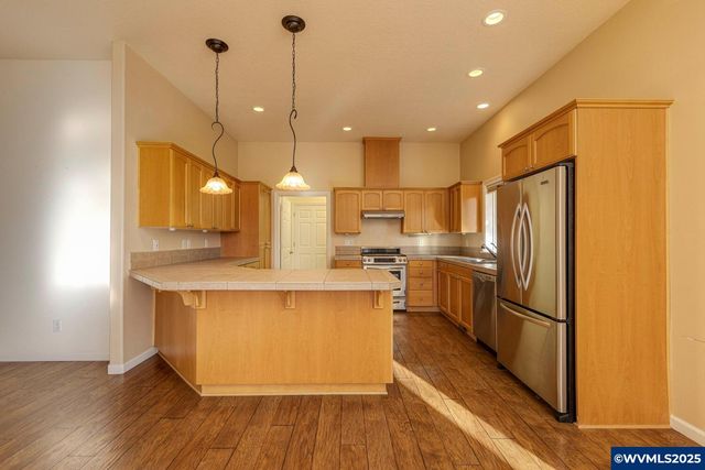 940 Hayes St, Mt Angel, OR 97362