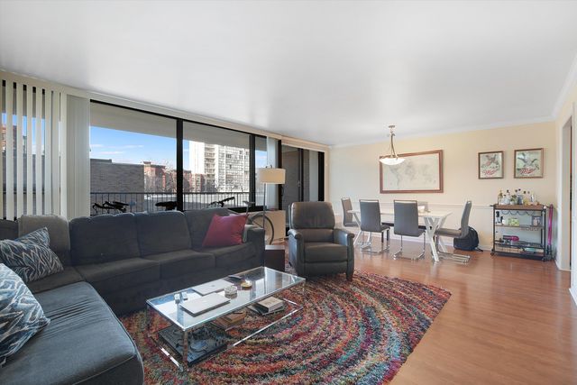 1555 N Sandburg Terrace 201, Chicago, IL 60610