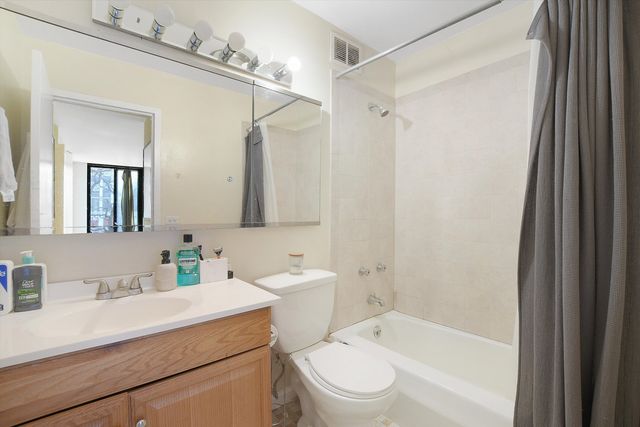 1555 N Sandburg Terrace 201, Chicago, IL 60610