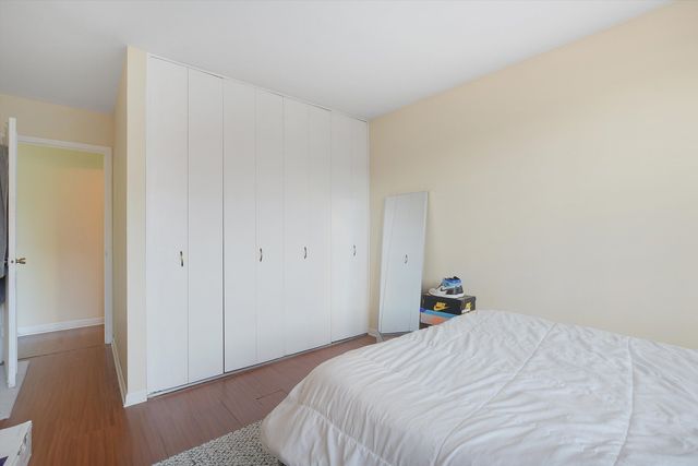 1555 N Sandburg Terrace 201, Chicago, IL 60610