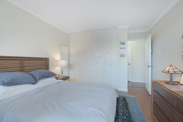 1555 N Sandburg Terrace 201, Chicago, IL 60610