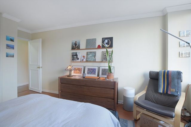 1555 N Sandburg Terrace 201, Chicago, IL 60610