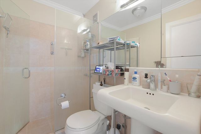 1555 N Sandburg Terrace 201, Chicago, IL 60610