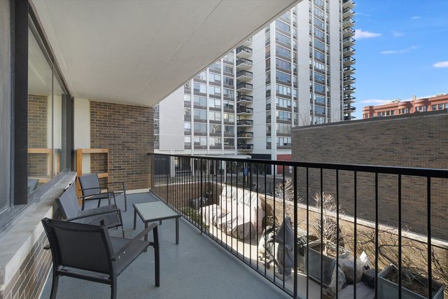 1555 N Sandburg Terrace 201, Chicago, IL 60610