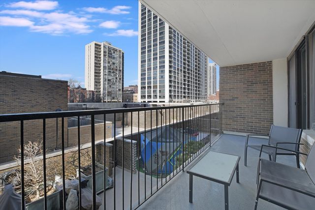 1555 N Sandburg Terrace 201, Chicago, IL 60610