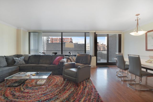 1555 N Sandburg Terrace 201, Chicago, IL 60610