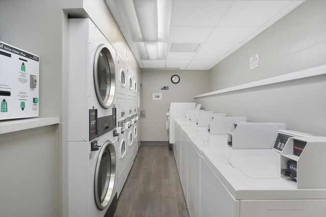 1555 N Sandburg Terrace 201, Chicago, IL 60610