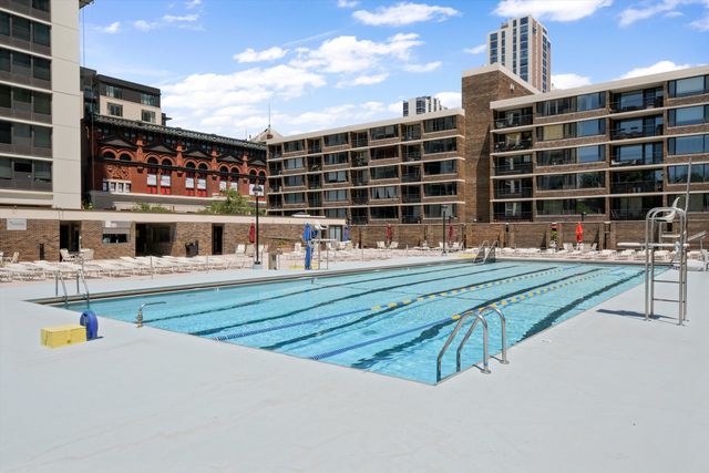 1555 N Sandburg Terrace 201, Chicago, IL 60610