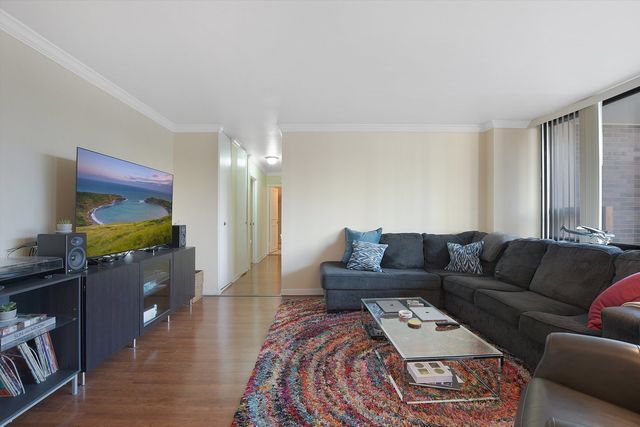 1555 N Sandburg Terrace 201, Chicago, IL 60610
