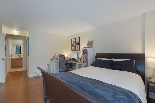 1555 N Sandburg Terrace 201, Chicago, IL 60610