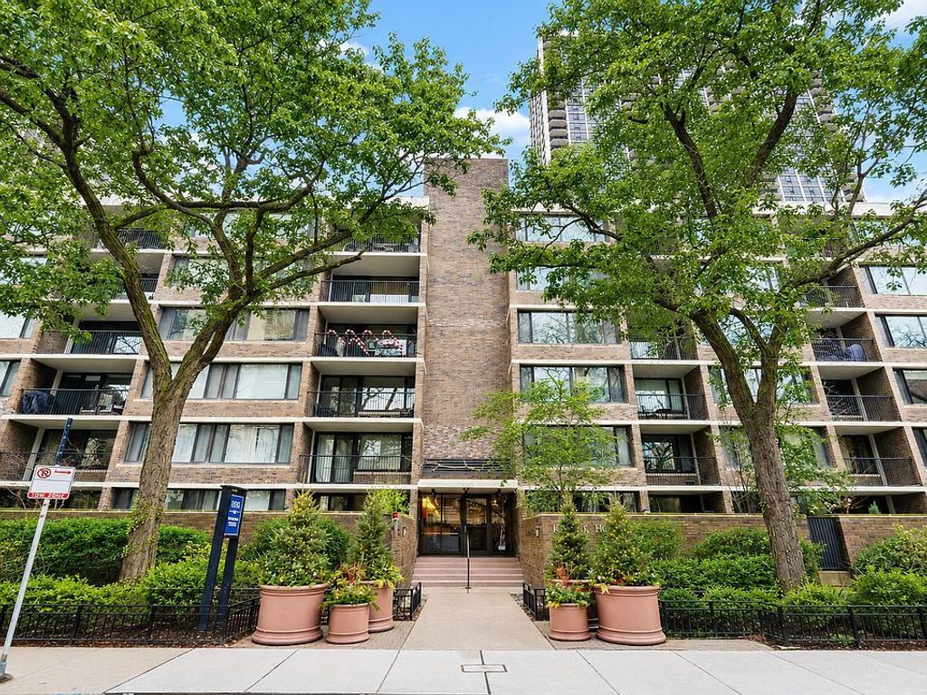 1555 N Sandburg Terrace 201, Chicago, IL 60610