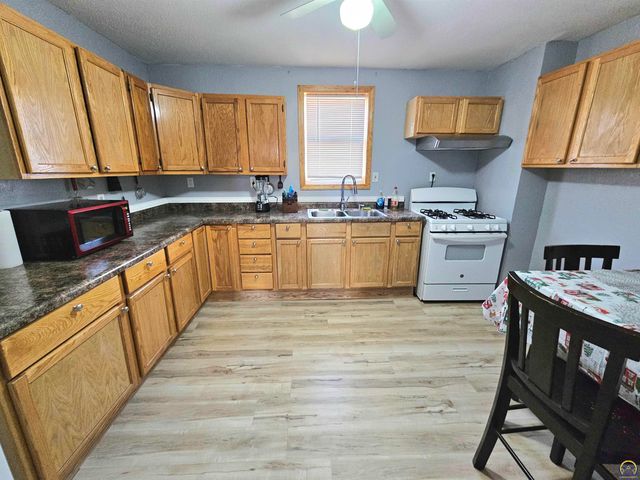 2029 SE 10th Ave, Topeka, KS 66607