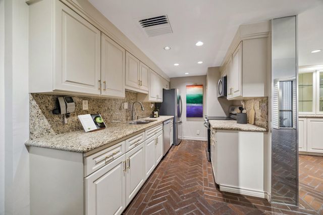 5001 Woodway 103, Houston, TX 77056