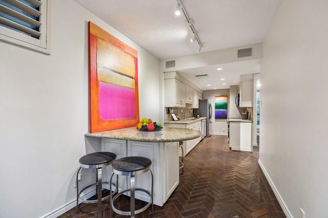 5001 Woodway 103, Houston, TX 77056