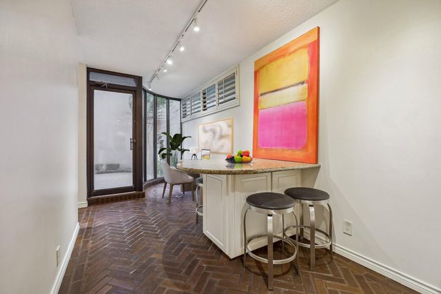 5001 Woodway 103, Houston, TX 77056
