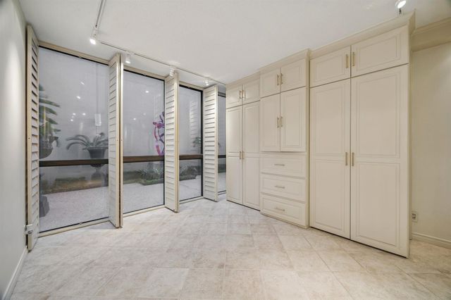 5001 Woodway 103, Houston, TX 77056