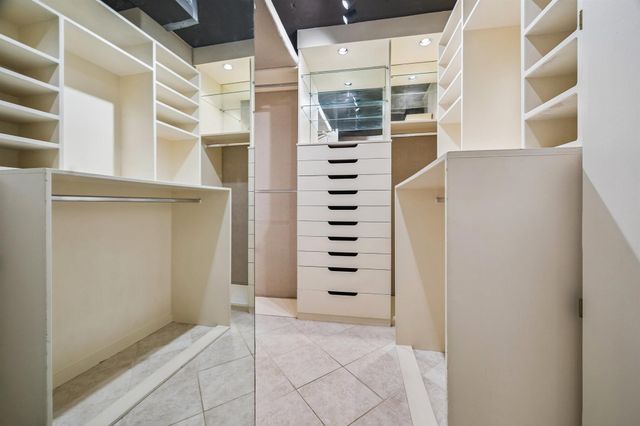 5001 Woodway 103, Houston, TX 77056