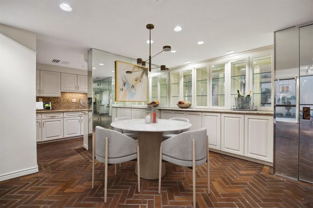 5001 Woodway 103, Houston, TX 77056