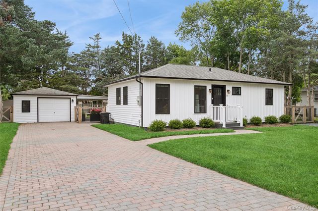 16 Winnie Road, Center Moriches, NY 11934