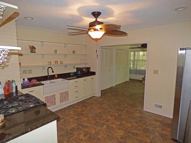 275 Okmulgee Drive, Cherokee Village, AR 72529