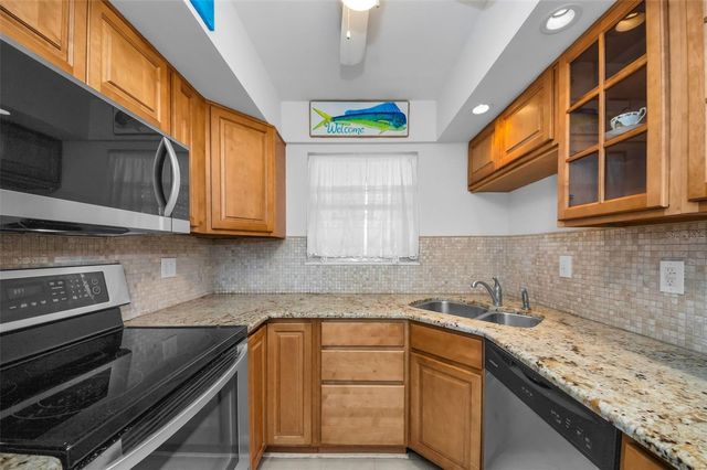 421 WINDRUSH BAY DRIVE 421, Tarpon Springs, FL 34689