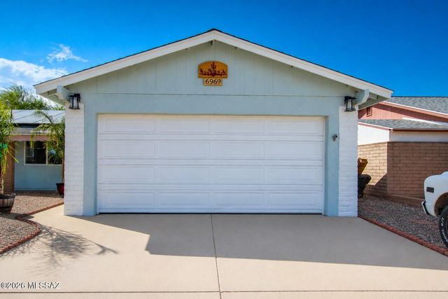 6969 N Northlight Drive, Tucson, AZ 85741