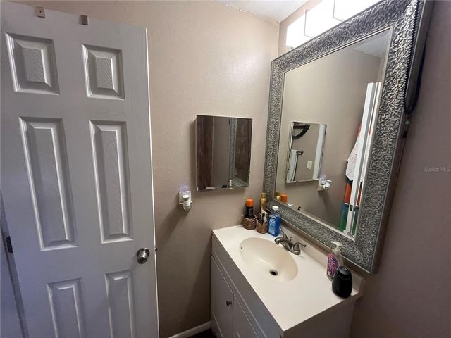 2632 HIDDEN LAKE DR N B, Sarasota, FL 34237