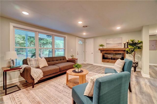 1013 Dare RD, Yorktown, VA 23692