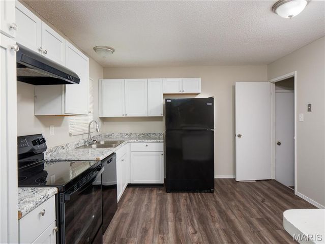 6766 Lesli Mari Court, St Louis, MO 63033