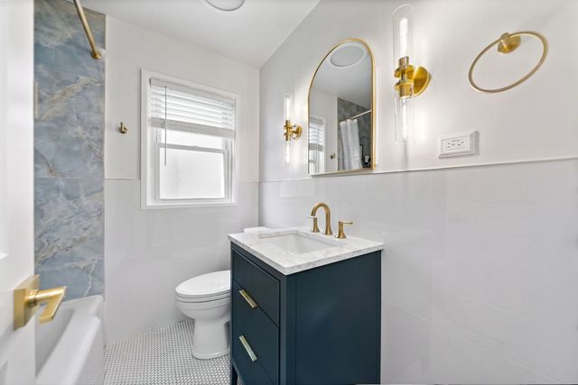 7405 N ODELL Avenue, Chicago, IL 60631