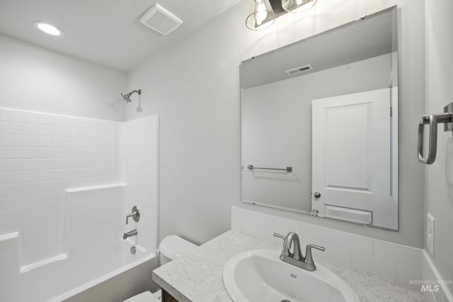 14068 Shiny Spruce St, Caldwell, ID 83607