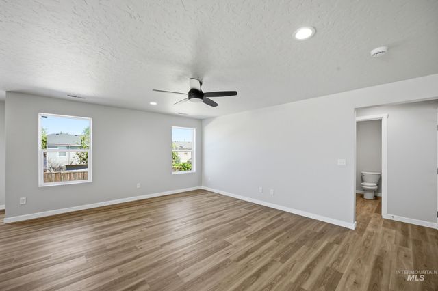 14068 Shiny Spruce St, Caldwell, ID 83607