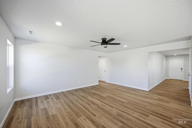 14068 Shiny Spruce St, Caldwell, ID 83607