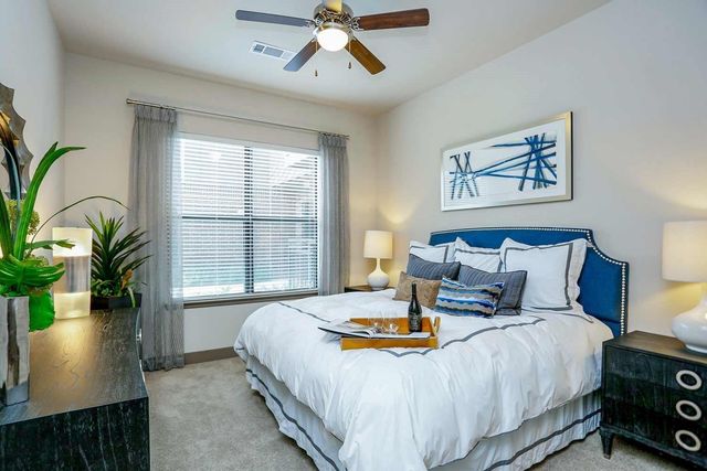 2033 S Gessner Road 2210, Houston, TX 77063
