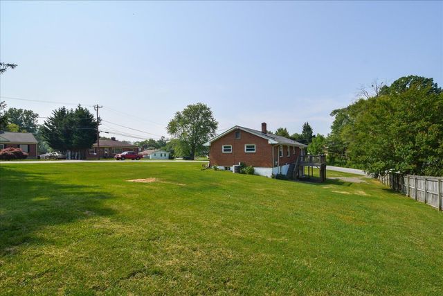 1008 Ridgecrest DR, Roanoke, VA 24019