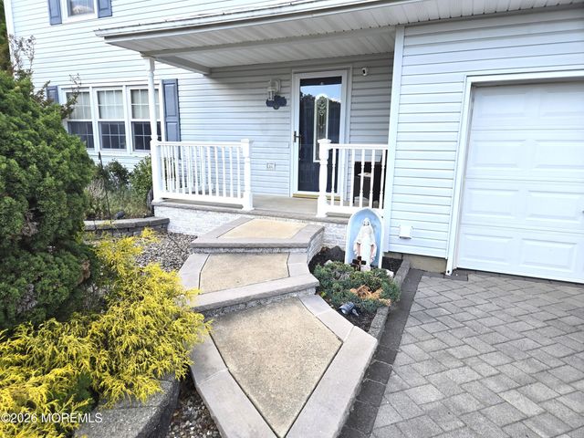 300 Pennington Court, Toms River, NJ 08753