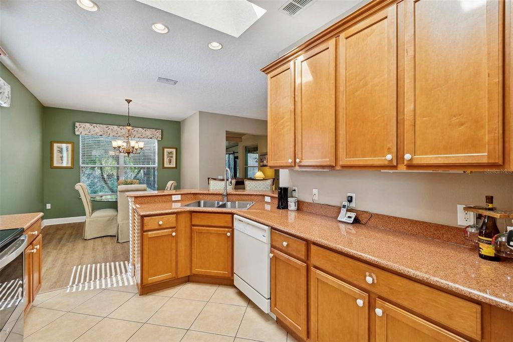 Image 16 of property listing at 722 PORTOFINO DR, Poinciana, FL 34759