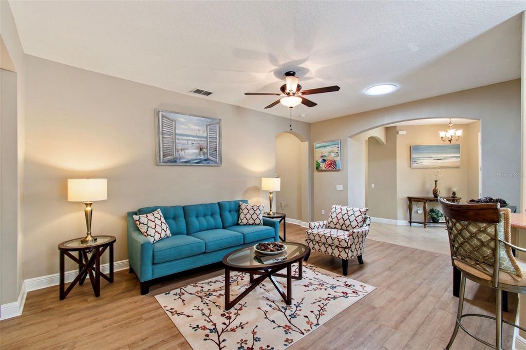 Image 4 of property listing at 722 PORTOFINO DR, Poinciana, FL 34759