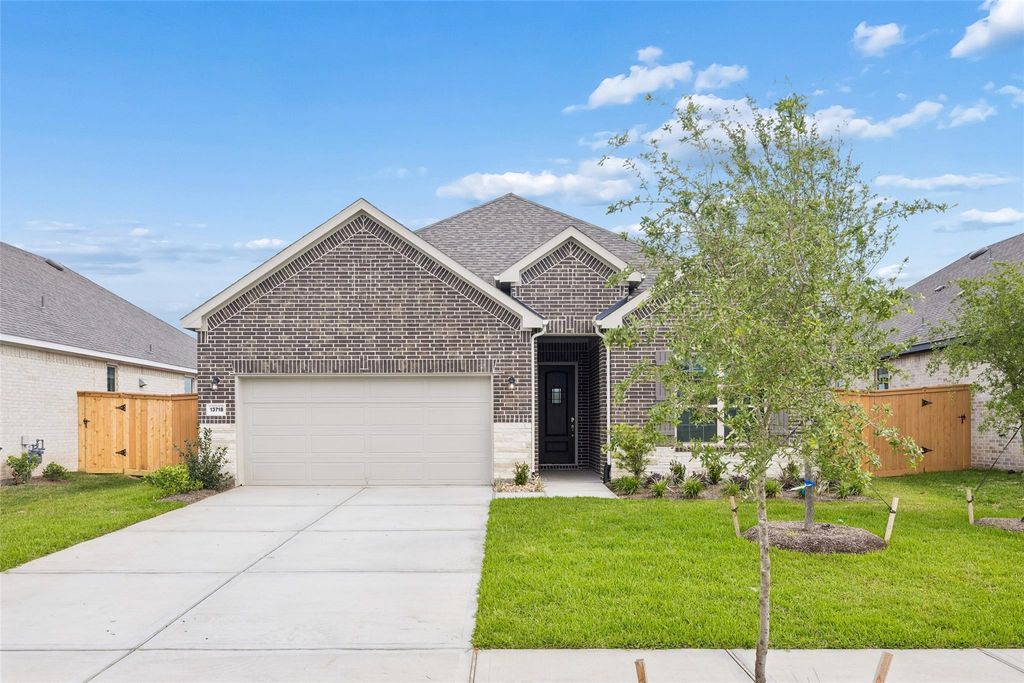 13718 Ballast Green Drive, Texas City, TX 77568