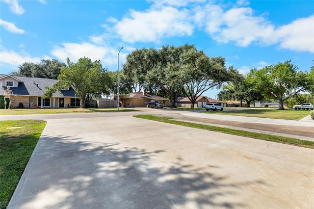 2117 Whatley Drive, Deer Park, TX 77536