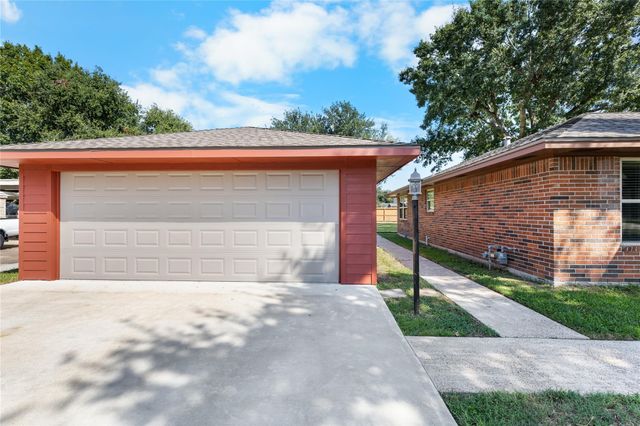2117 Whatley Drive, Deer Park, TX 77536