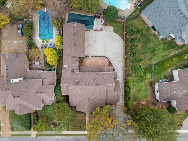 135 N Country Club Dr, Hendersonville, TN 37075