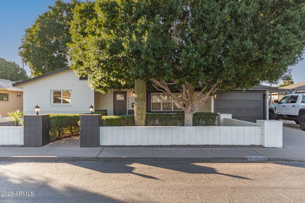 1935 E COOLIDGE Street, Phoenix, AZ 85016