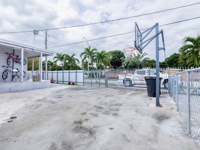 201 E 44th St, Hialeah, FL 33013