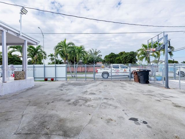 201 E 44th St, Hialeah, FL 33013