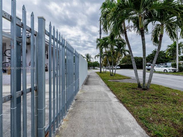 201 E 44th St, Hialeah, FL 33013