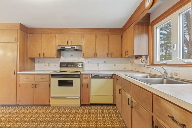 6 Myrtle St, Mendon, MA 01756